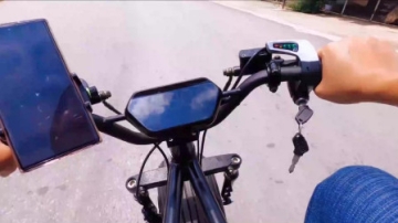 时速高达55公里，看牛人自制1500W电瓶车，轮子可真够宽的