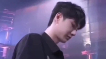 娱乐：王一博台上battle拽的不要不要的，台下奶萌奶萌的吃棒棒糖