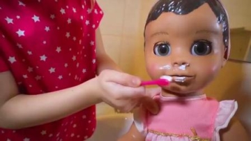萌娃小可爱把玩具宝宝照顾的真是无微不至呢！—萌娃：小家伙起床洗脸、刷牙，吃早餐啦！