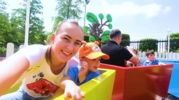 萌娃小可爱在儿童乐园里玩了好多有趣的项目啊！萌娃：这个滑滑梯真的太好玩啦！