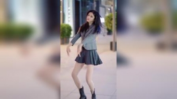 街拍：看了这么多版本的《螃蟹舞》，还是这位小姐姐最专业