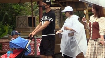 邓超孙俪一家游迪士尼 坐旋转木马其乐融融！