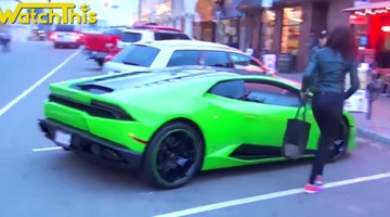 拜金女坐上兰博基尼 美滋滋跟朋友打电话炫耀却马上被甩