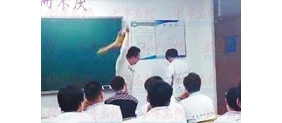【拍客】实拍老师发飙扔课本掀课桌 因学生不交钱拍照