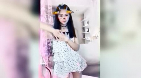 美女头顶着菊花穿着睡衣，跳舞时真可爱