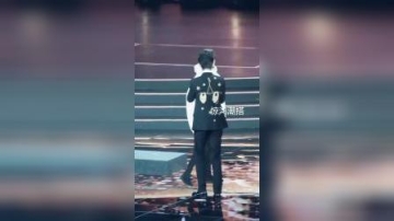 惊鸿现场：#肖战领奖完毕后赖着不走，眼睛一直朝#李宇春那边瞅，直到和春春老师握到手，才开开心心的走了。