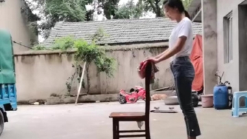 高手在民间，农村妹子用一个凳子就能玩倒立，太牛了!
