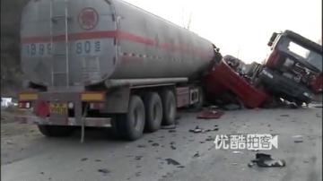 【拍客】重型卡车撞上油罐车险爆炸 实拍抢救现场生死时刻