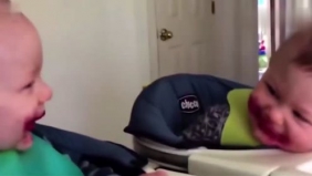 萌娃萌宝，国外双胞胎调皮捣蛋，太可爱了