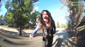 牛人绝活！这滑板玩得也太厉害了