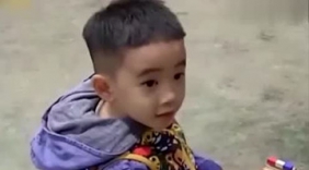 萌宝-小小春吃相可爱，睡到露肚简直萌化了！