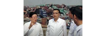 【拍客】李克强赶赴天津爆炸事故现场 看望慰问受灾群众
