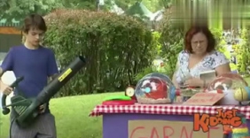 老外街头恶搞 人间大炮