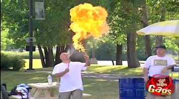 早餐摊点超夸张的热狗加热方式 胃口全无