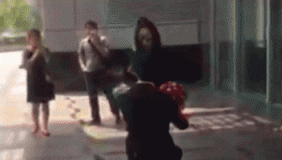 实拍豪车男下跪表白金融女 遭拒后当面索要一百万