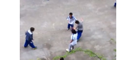 【拍客】学校操场男孩"群殴"小女孩