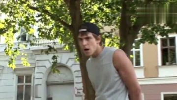 国外恶作剧：美女街头恶搞！身上冒大烟，路人来帮忙！