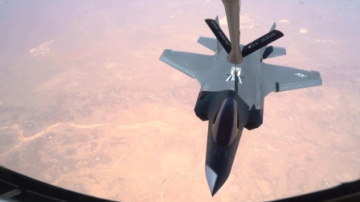 高空作业：实拍F35战机空中加油名场面，这技术哪个驾校出来的