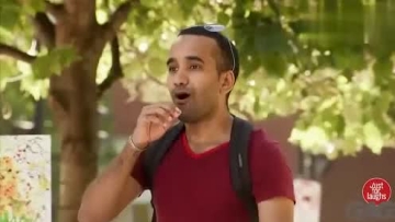 老外街头恶搞 泼你一身油漆