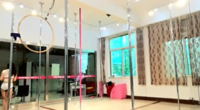 美女舞蹈室跳钢管舞 太炫酷了