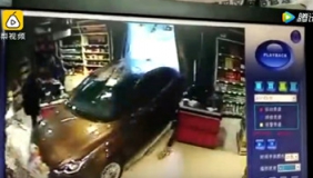 女司机开车冲进超市 一人被压众人抬车施救