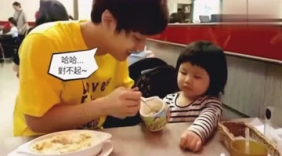 爸爸只顾自己吃饭不给宝宝吃，宝宝说了4个字让妈妈笑疯