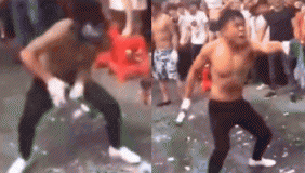 男子街头斗狠用头连爆17瓶啤酒 路人大呼：再来一个