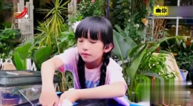 萌娃街头恶搞路人