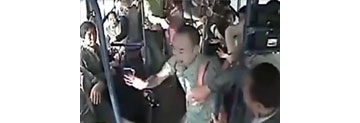 【拍客】武汉男子公交车上暴打婆婆 朝其脸上吐口水