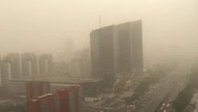 实拍北京遭遇沙尘天气 城区遭沙尘笼罩