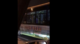 女子坐公交车司机大腿