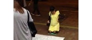 【拍客】孕妇称无钱回娘家 跪地乞讨十多天