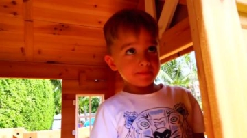 萌娃小可爱建好了一个滑滑梯，兄弟俩很喜欢，一起来看看吧