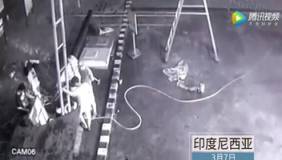 监拍印尼加油站储料罐突然爆炸 检修员工瞬间人仰马翻