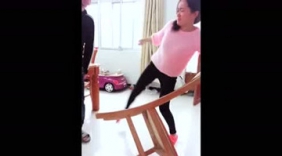 小伙恶搞女朋友