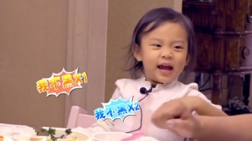 萌娃斗嘴合集，甜馨和爷爷斗嘴被嫌弃黑，甜馨恼羞成怒：我不黑