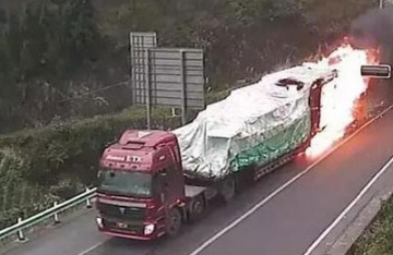 【拍客】实拍大货车隧道内起火 司机冒死开出隧道