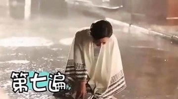 赵丽颖穿旗袍大雨中狂奔