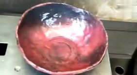 铁匠牛人现场表演绝活,用铜片打造了一口碗,这技术厉害