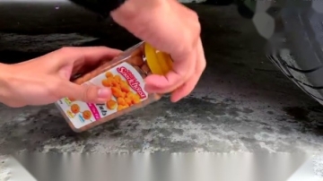 趣味实验：牛人把玩具搅拌车、酥皮花生等放在车轮下，好减压，勿模仿