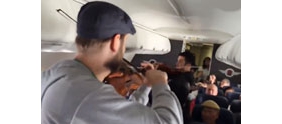 【拍客】2位男子飞机上演小提琴对决 飞机上的视听盛宴