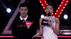 《快乐男声》杨振宇吉他弹奏手速开挂 火力全开玩摇滚遭黑楠调侃