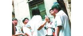 【拍客】中学生遭十多人围殴死亡 因向老师透露同学行踪
