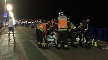 法国国庆日尼斯遭卡车袭击 已死73人伤数百人