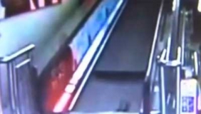 【拍客】 恐怖！超市电梯突然断裂 女顾客躲过一劫