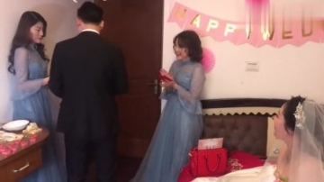 广东大叔实拍：现在流行不堵门，新郎进来以为走错房间，后边的伴郎笑的惬意