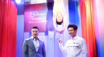 田亮被自己的蜡像吓懵圈 再现跳水姿势