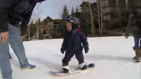 可爱小萌宝单板滑雪