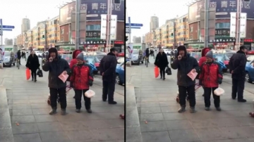 民间好声音，捡破烂的大爷一开口就征服路人，这是被天使吻过的嗓子