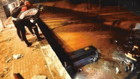 直击北京通州客车坠桥现场 车前部已完全损毁